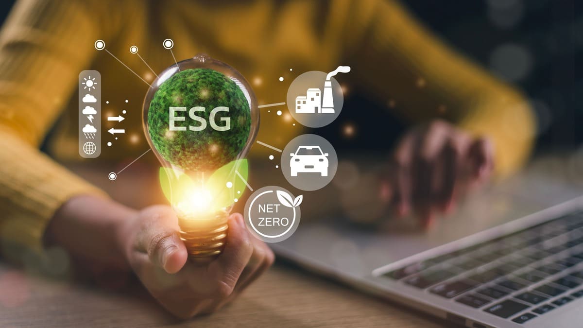 Concept ESG cu bec sustenabil si simboluri pentru emisii reduse, energie verde si obiective Net Zero