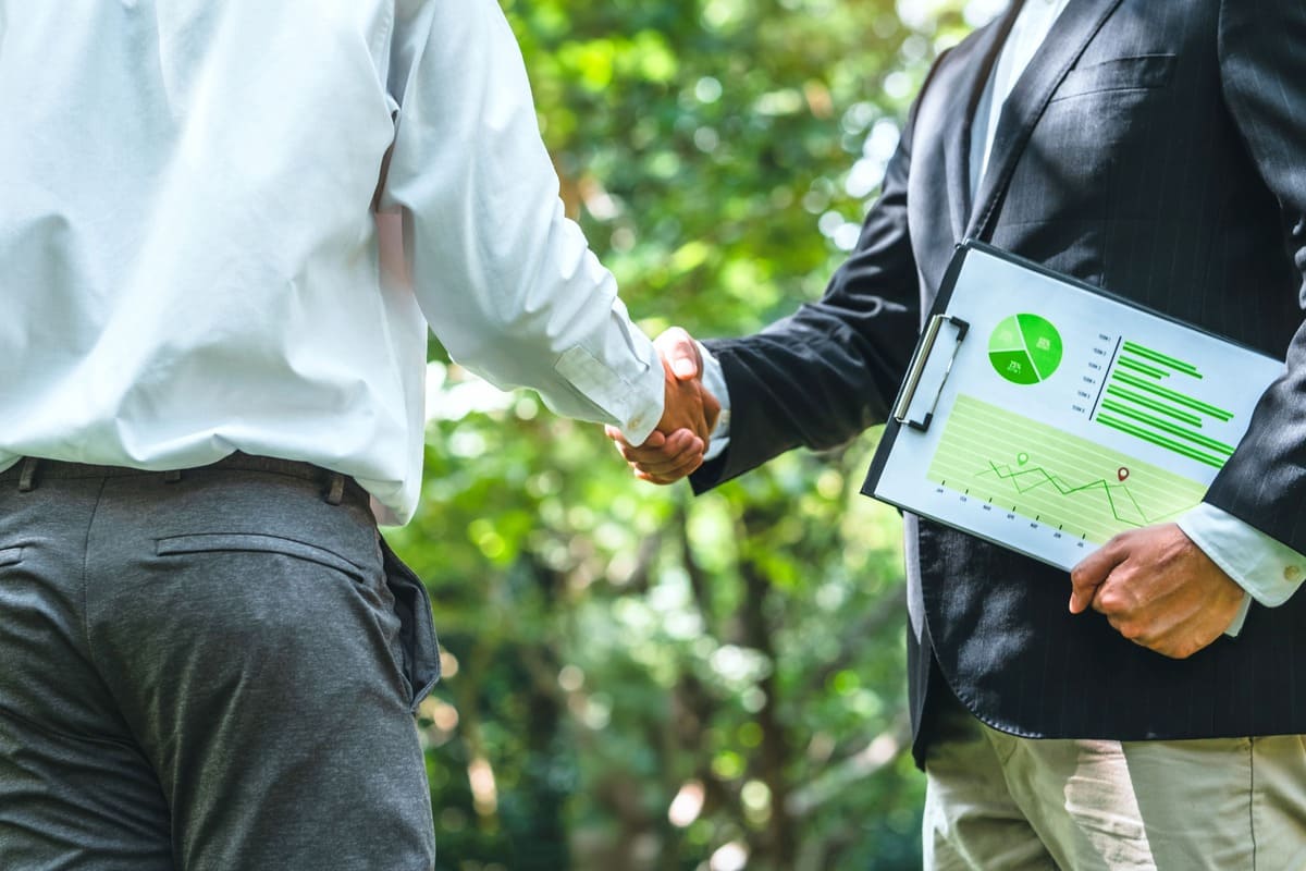 Parteneriat sustenabil intre doua companii, cu document de raportare ESG si fundal natural